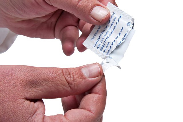 Sử dụng tăm b&ocirc;ng