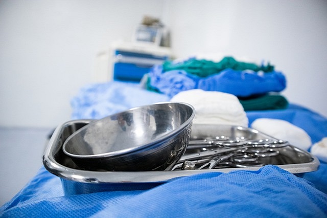 Liệu một vết cắt chữa lành nhanh hơn với một băng?